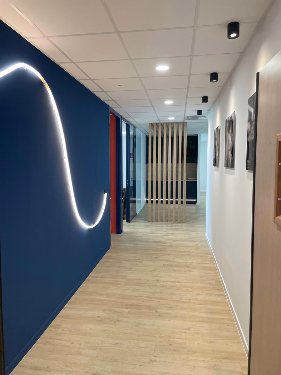 Éclairage scénographique pour bureaux: créer une mise en scène lumineuse immersive