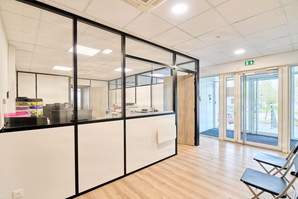 Verrieres et cloisons vitrees style atelier: noir mat, montants fins
