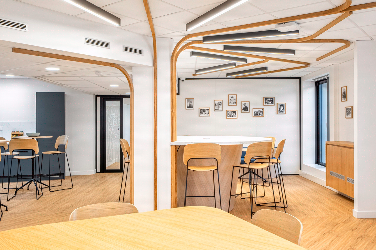 33 postes livrés sous canopée, 95% du mobilier réemployable