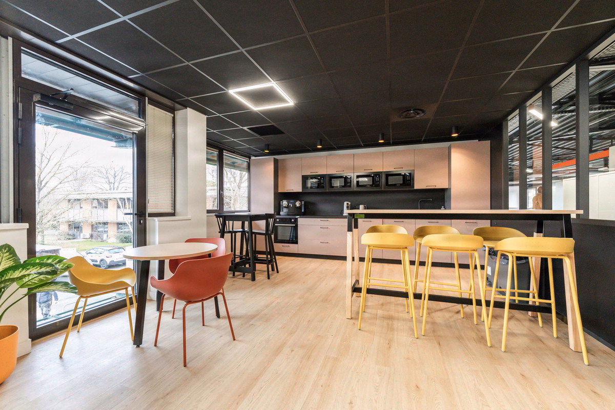 Cuisines et espaces cafétéria: 4 tensions à résoudre entre fonctionnalité et convivialité