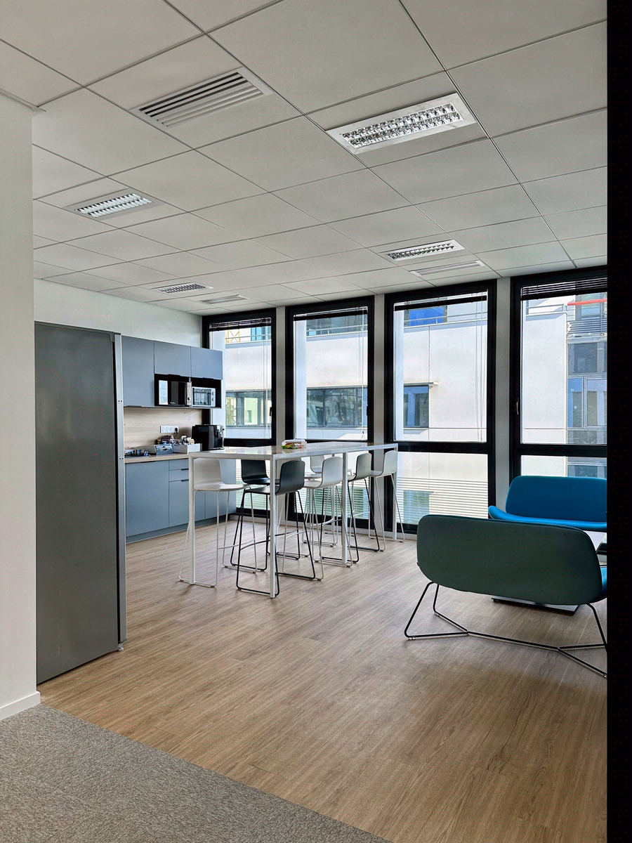 Livraison 2025 tenue, mobilier 95% réemployable, plateau reconfigurable sans gros œuvre