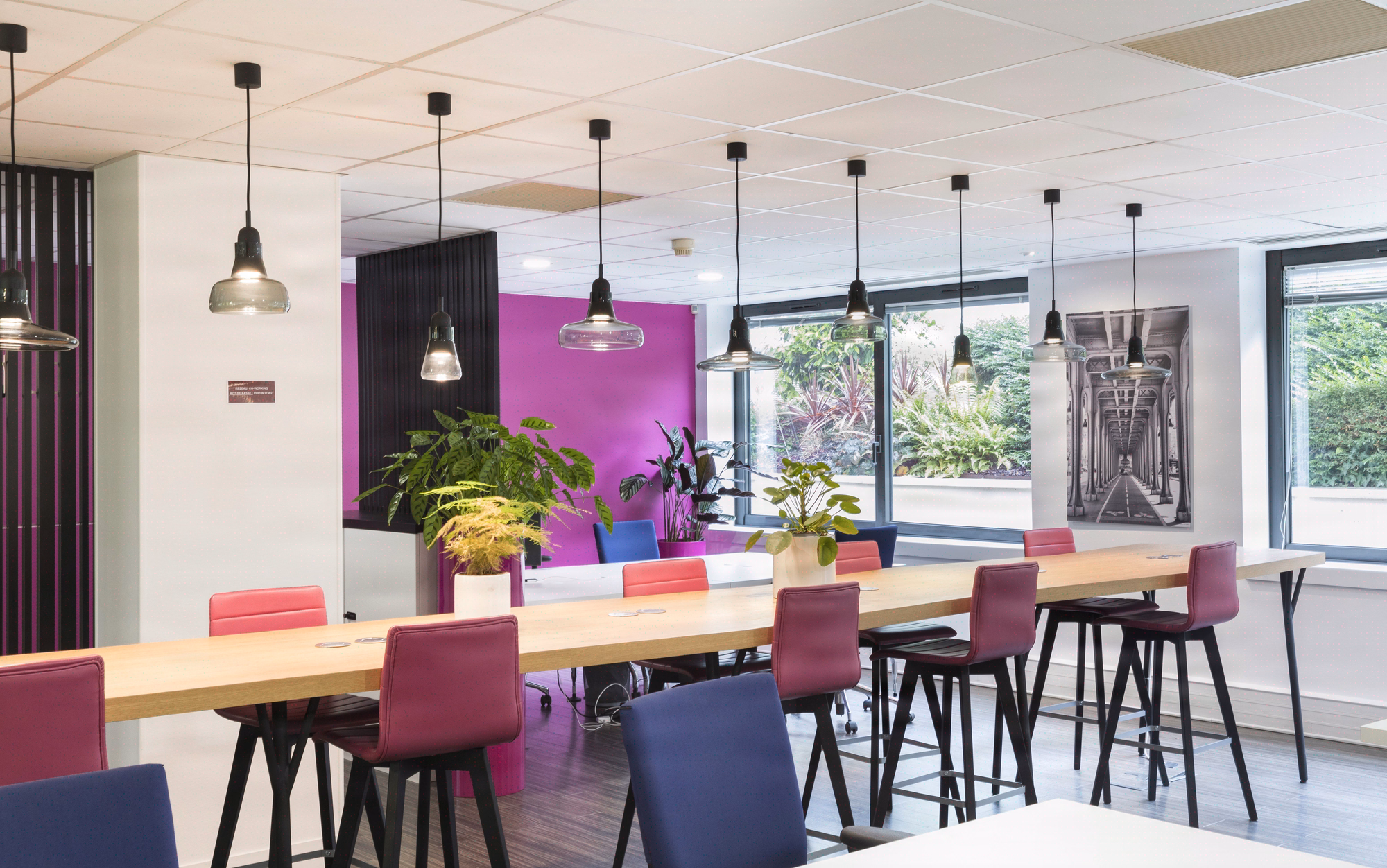Espace coworking interne en entreprise: hub d’innovation, lab et war rooms — KYTOM