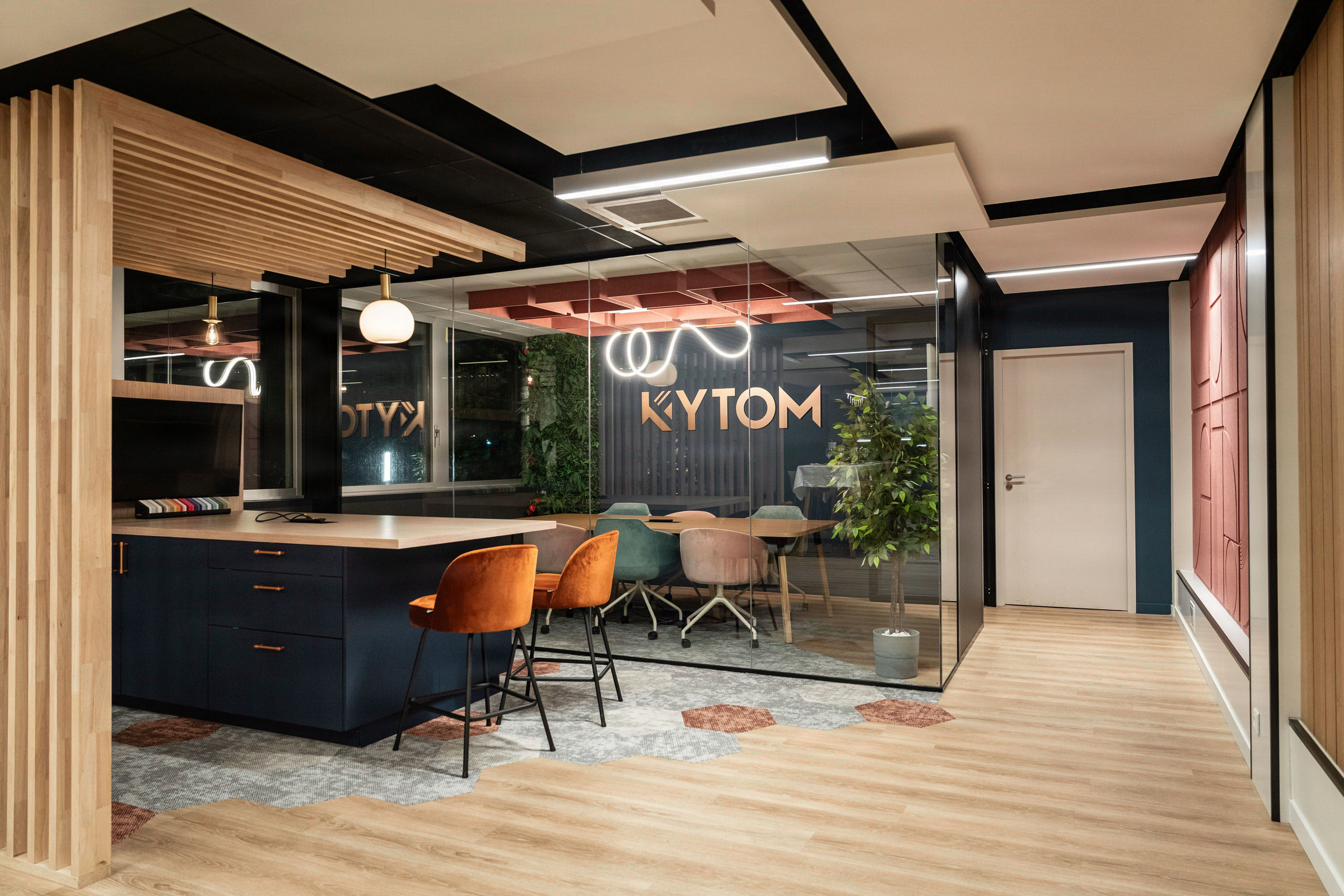 Cafeteria KYTOM et cloison vitree avec logo neon cuivre