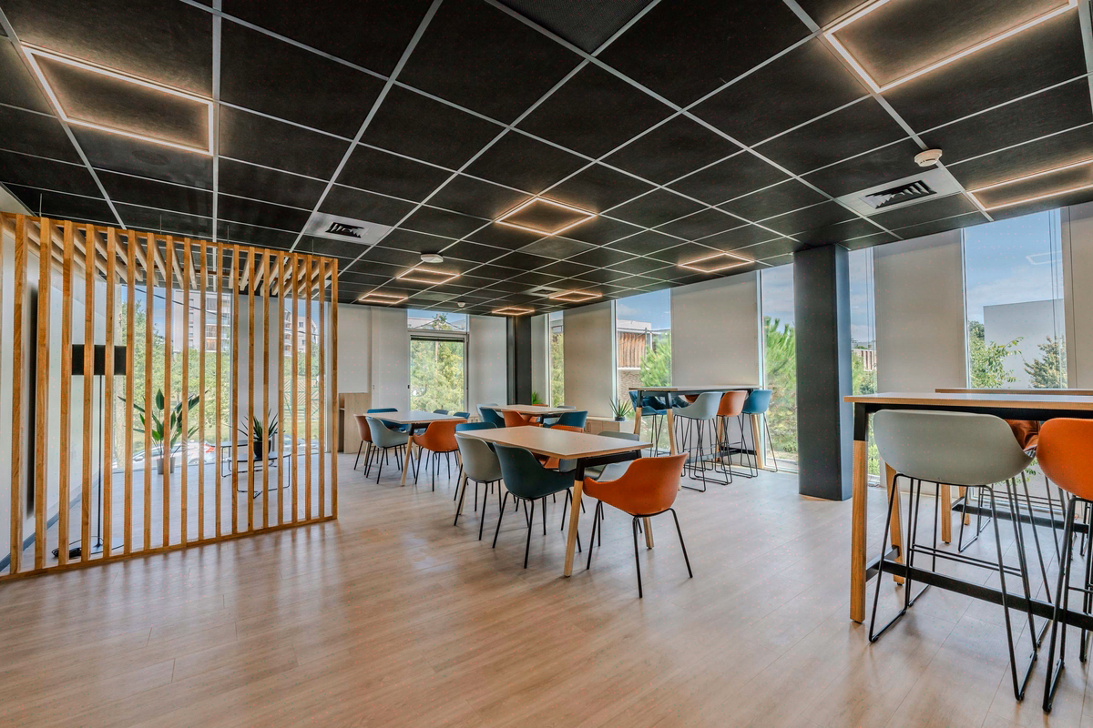 40 postes livrés à date, 95% de mobilier réemployable et 90% recyclable
