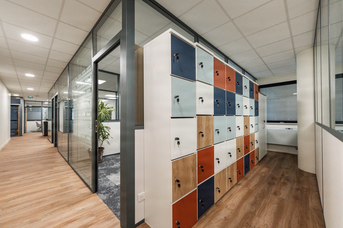 Livré en 2 mois, 42 postes installés, 90% du mobilier recyclable