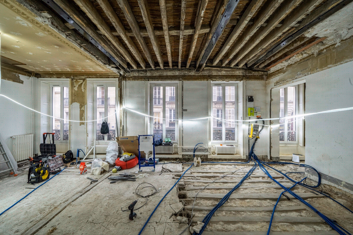 Moulures, cimaises et corniches: ornements pour bureaux haussmanniens