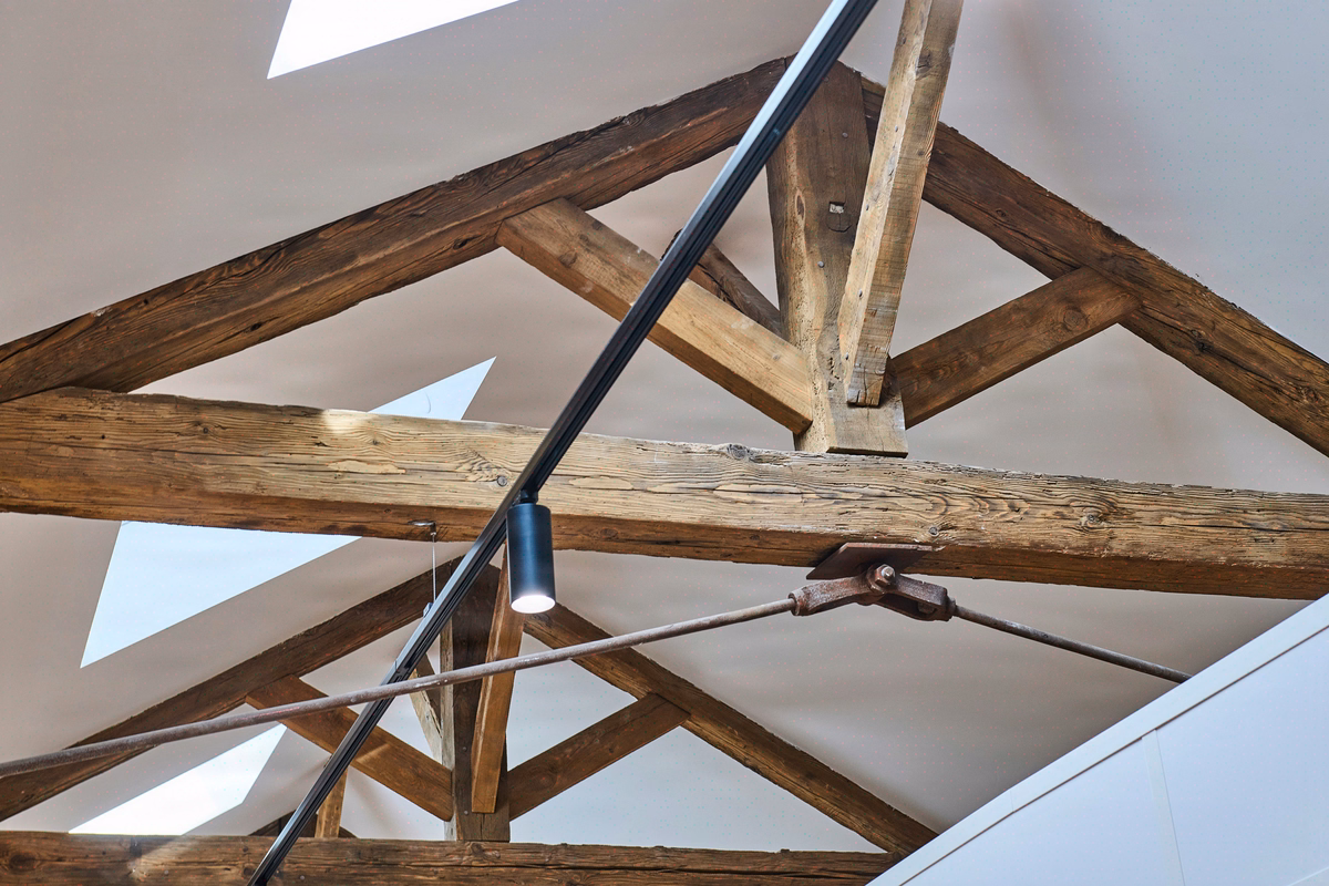 IoT lighting control: balancing autonomy and centralized control