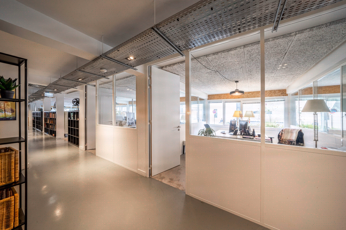 Glazed partitions with spandrel panels: combining glazing and solid sections