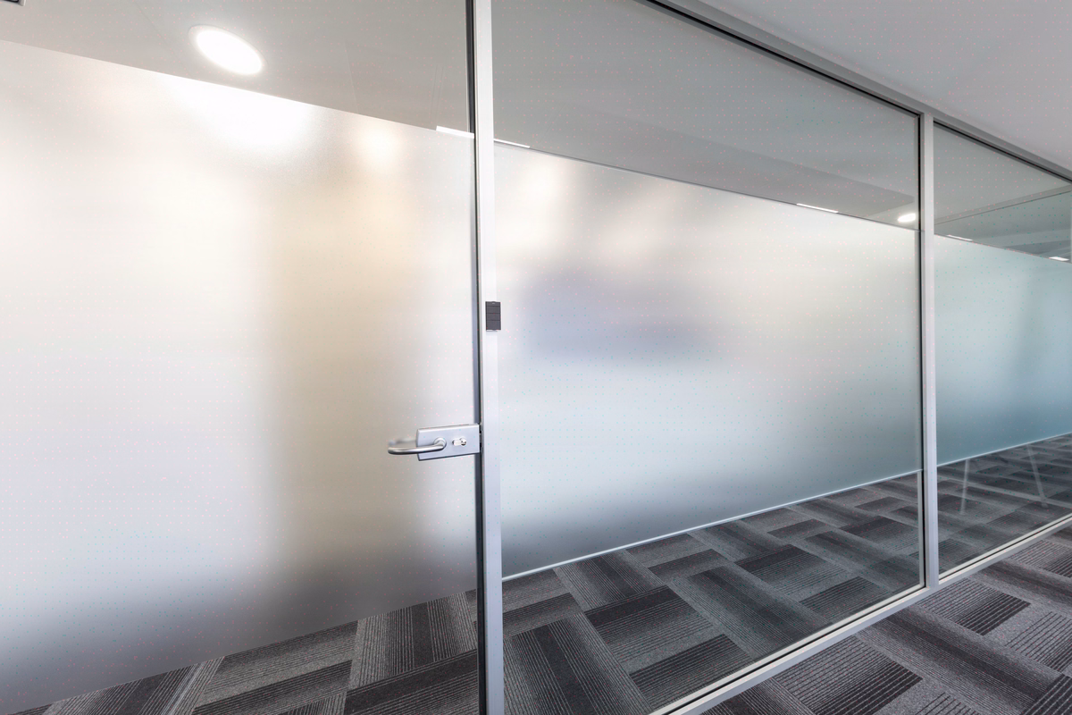 High-performance glazed doors: transparency, thermal, acoustic