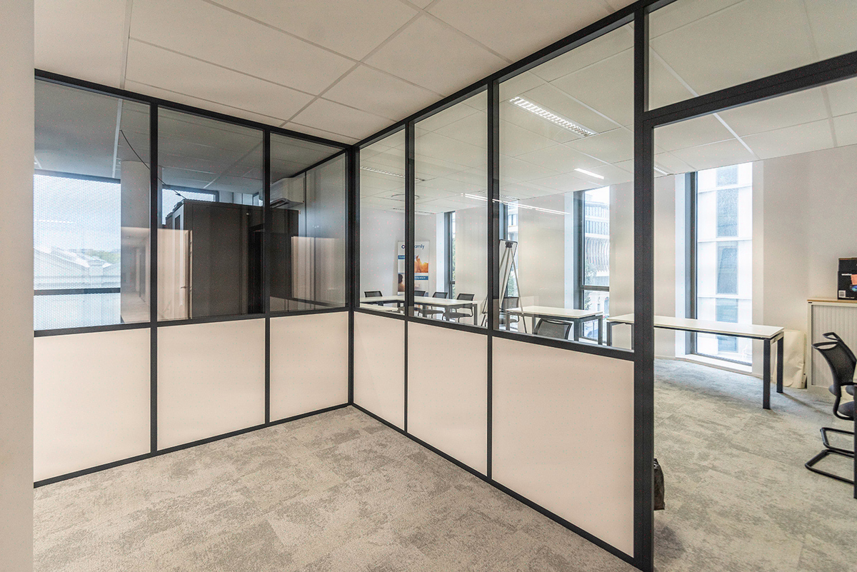 Verrieres et cloisons vitrees style atelier: noir mat, montants fins — KYTOM