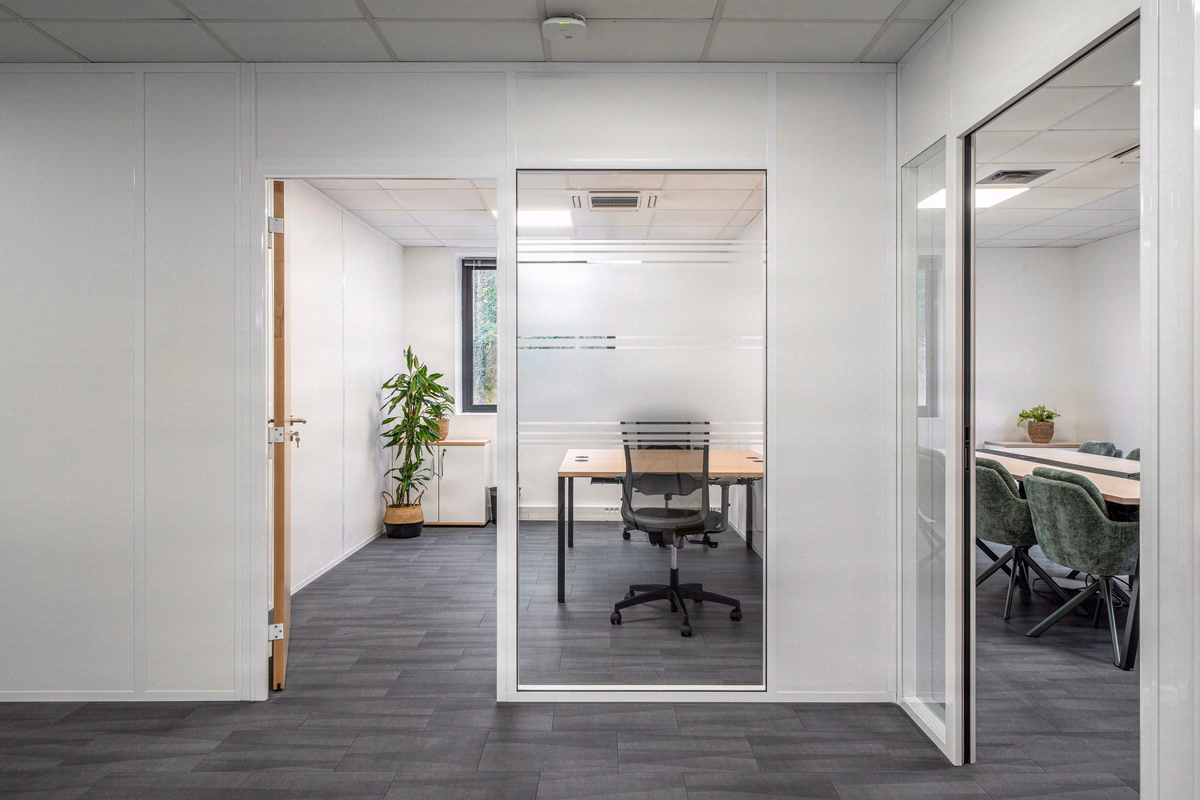 Cloisons sèches pour bureaux: acoustique, vitrages, réversibilité