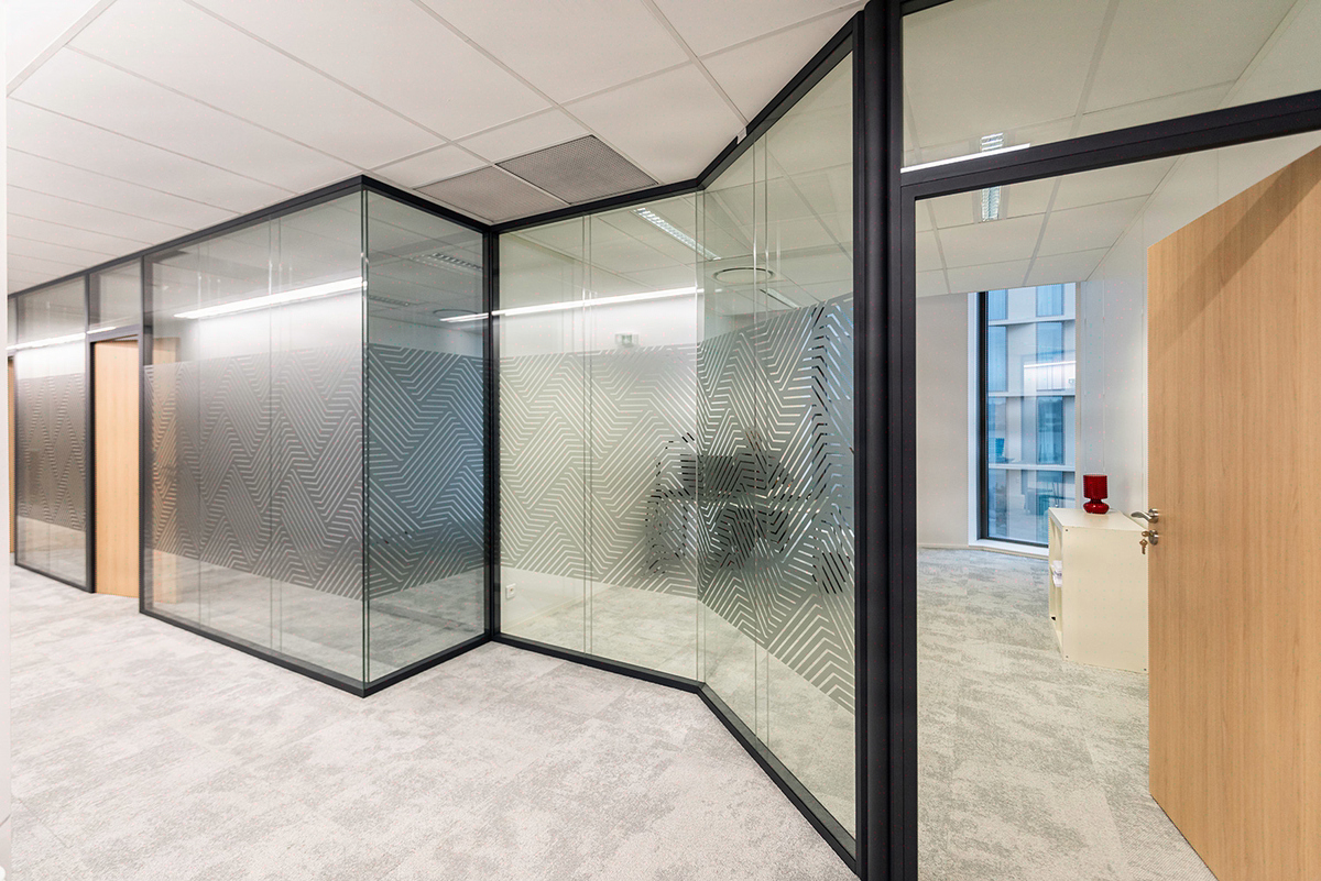Cloisons vitrées: concilier transparence et performance acoustique — KYTOM