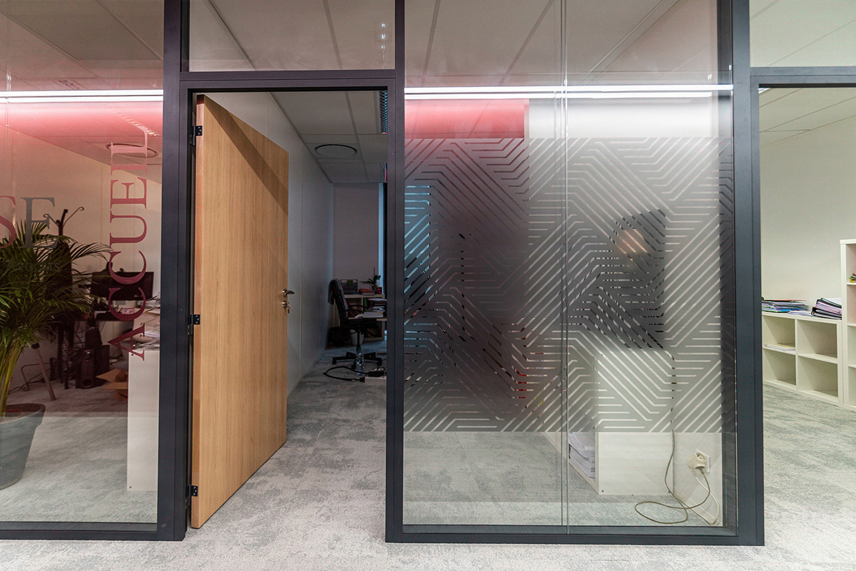 Flush doors: wall integration, wood and glazed — KYTOM