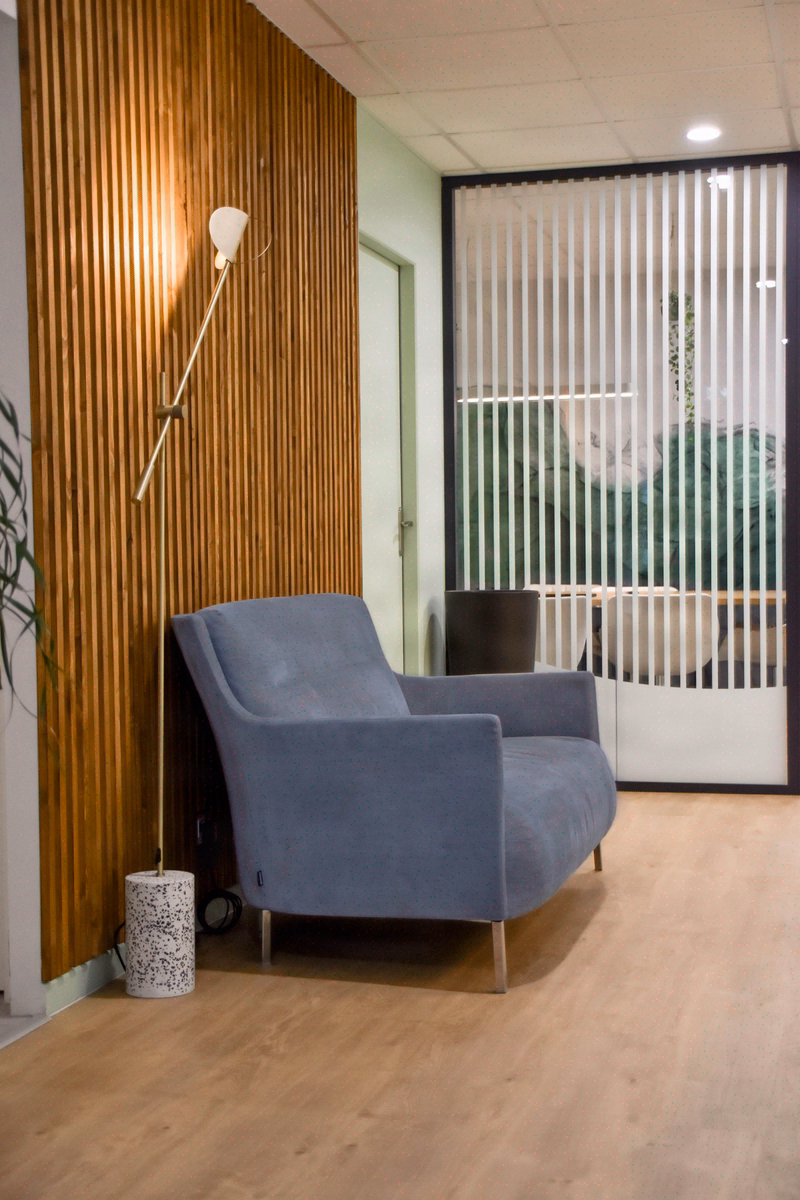 Façades for the advisors, borrowed light for the client lounge