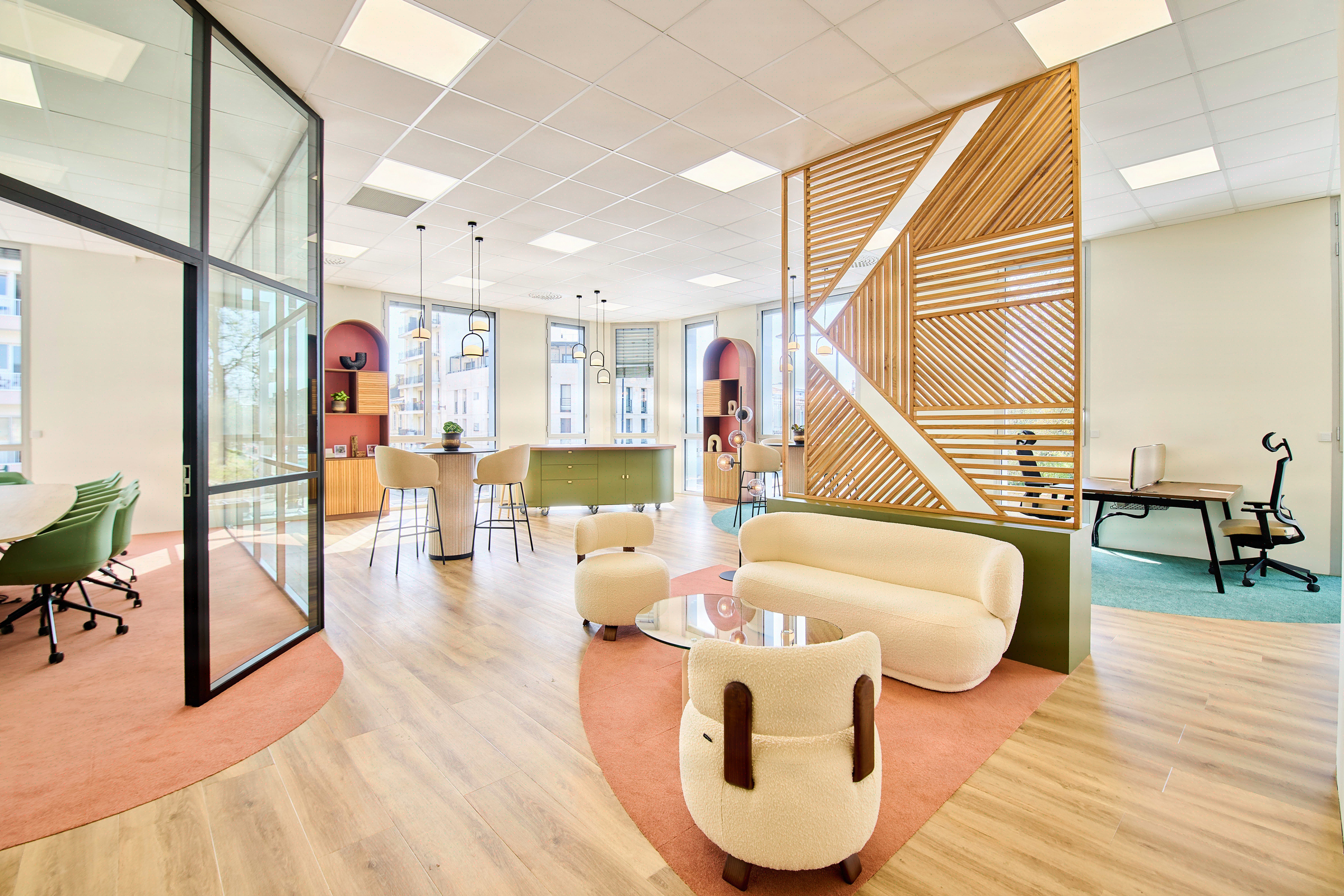Espace détente coloré avec claustra bois et lounge bouclette
