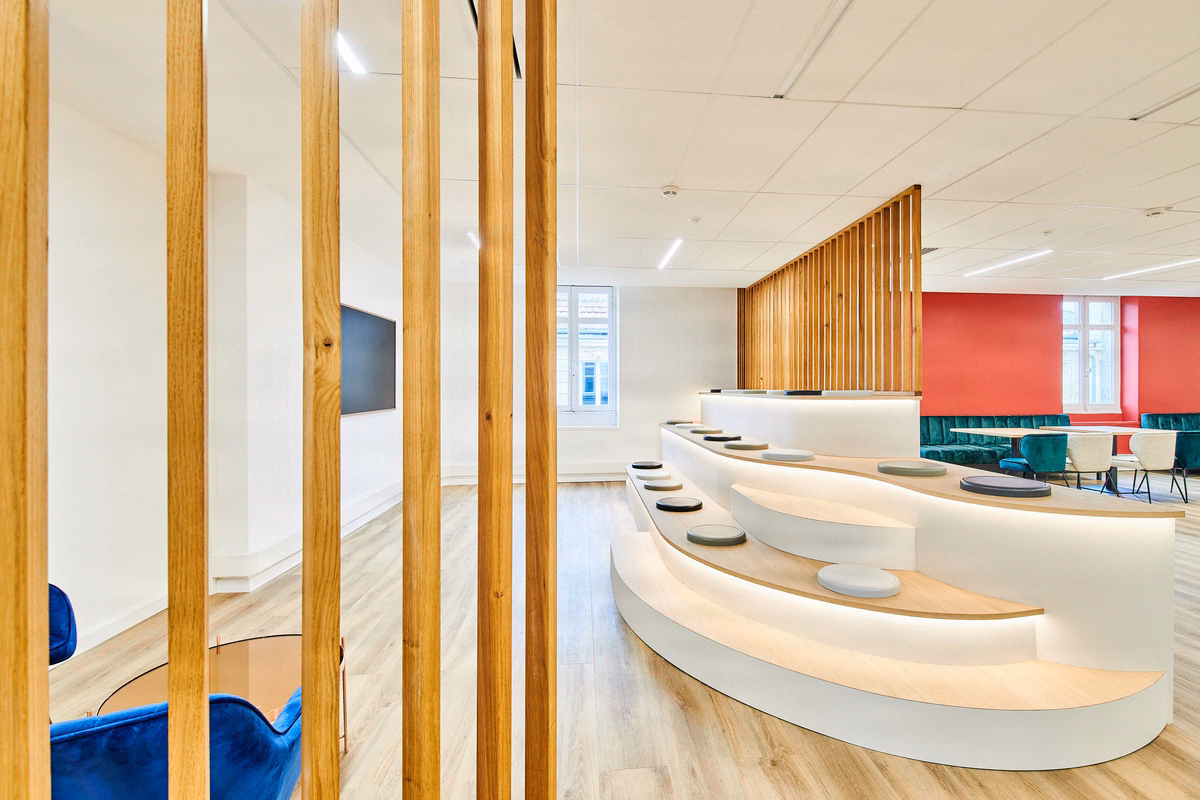 Amphitheater seating: auditoriums, training, plenary halls