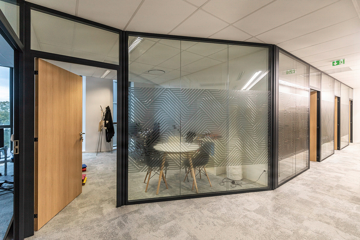 Staff traditionnel et plâtre décoratif: finitions tertiaires premium — KYTOM