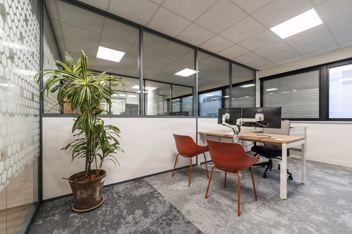 540 m² à livrer en 2 mois à 12,8 m² par poste sans dégrader l'acoustique