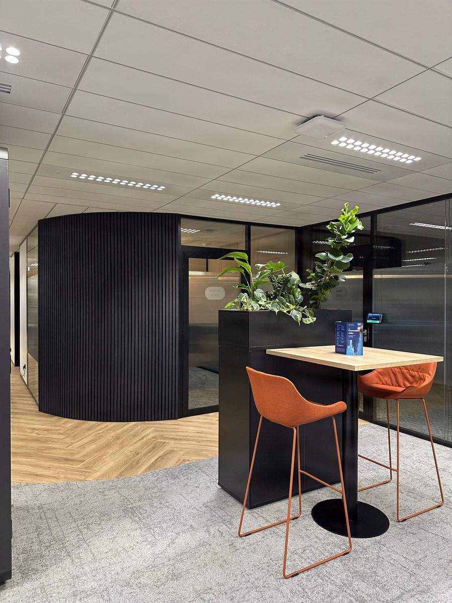 550 m² mono-orienté, accessibilité PMR sur plateau existant, budget cadre