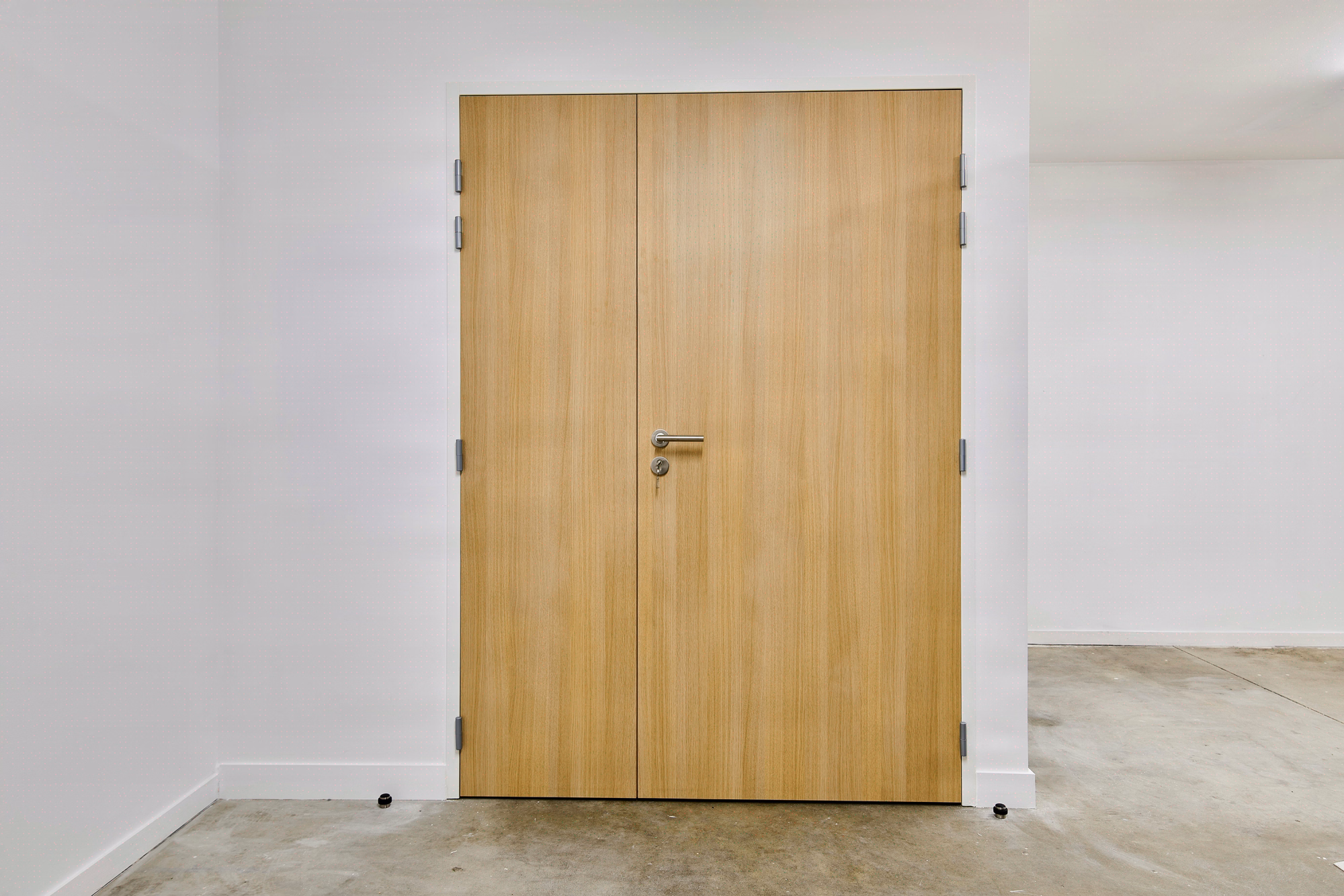 Beton cire en bureaux: finitions polies et minerales — KYTOM