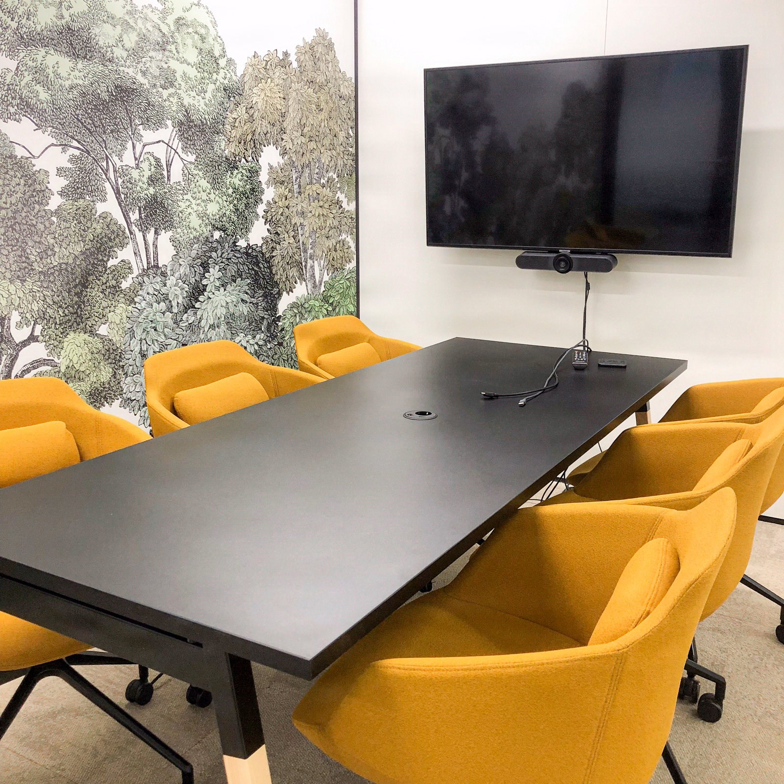 Salle de réunion biophilique aux fauteuils moutarde, Naldeo