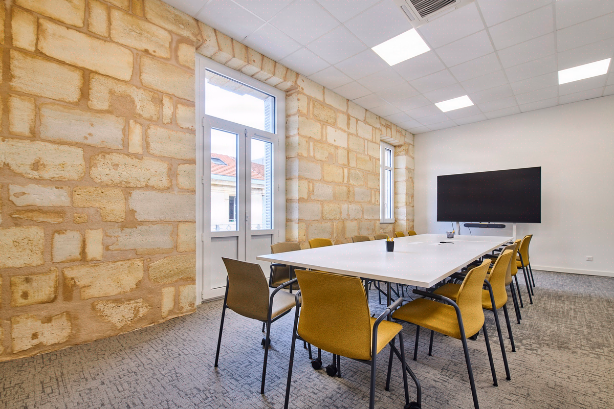 350 m² livrés en 2024, 95% du mobilier réemployable, immeuble réversible