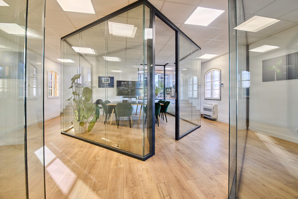 Cloisons innovantes pour bureaux: technologies, design et modularité