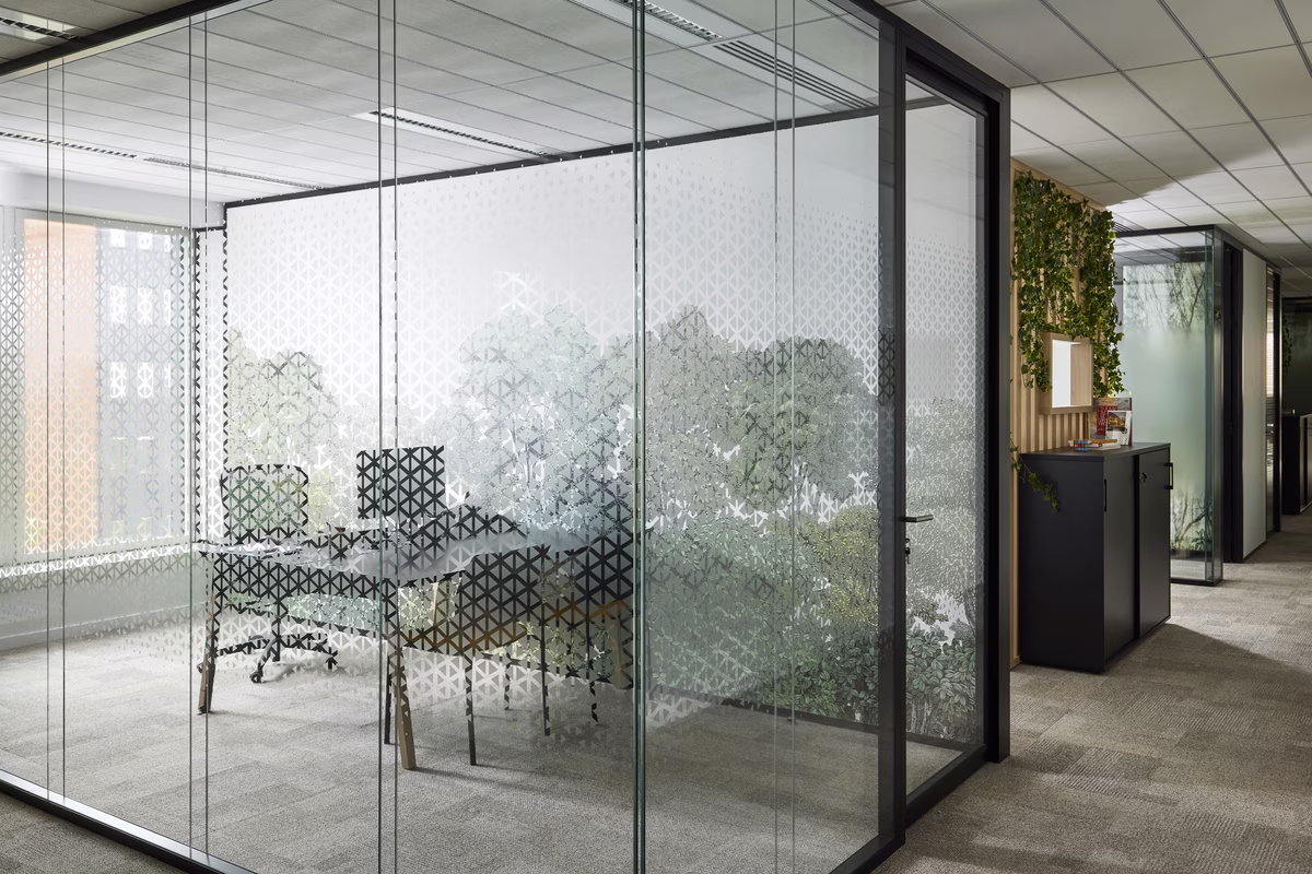 Éclairage décoratif signature: Flos, Artemide, scénographie bureau