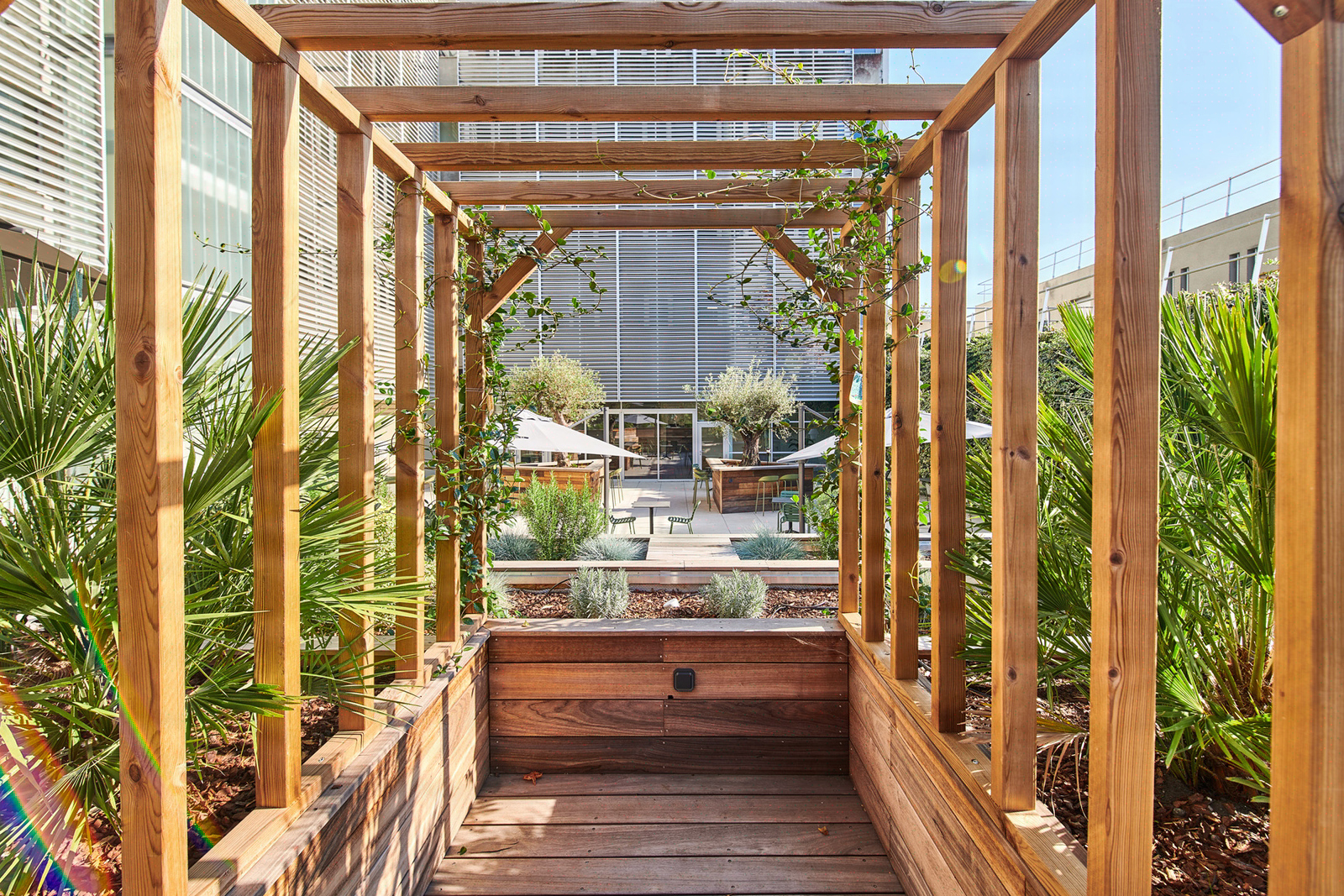 Terrasses, patios et rooftops : le mètre carré extérieur qui fait revenir au bureau — KYTOM