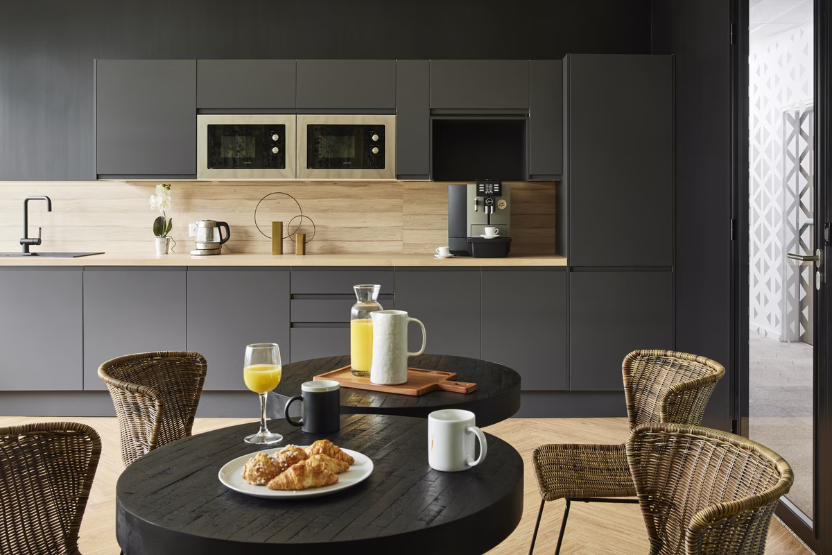 45 postes sur 600 m² sans saturer l'acoustique